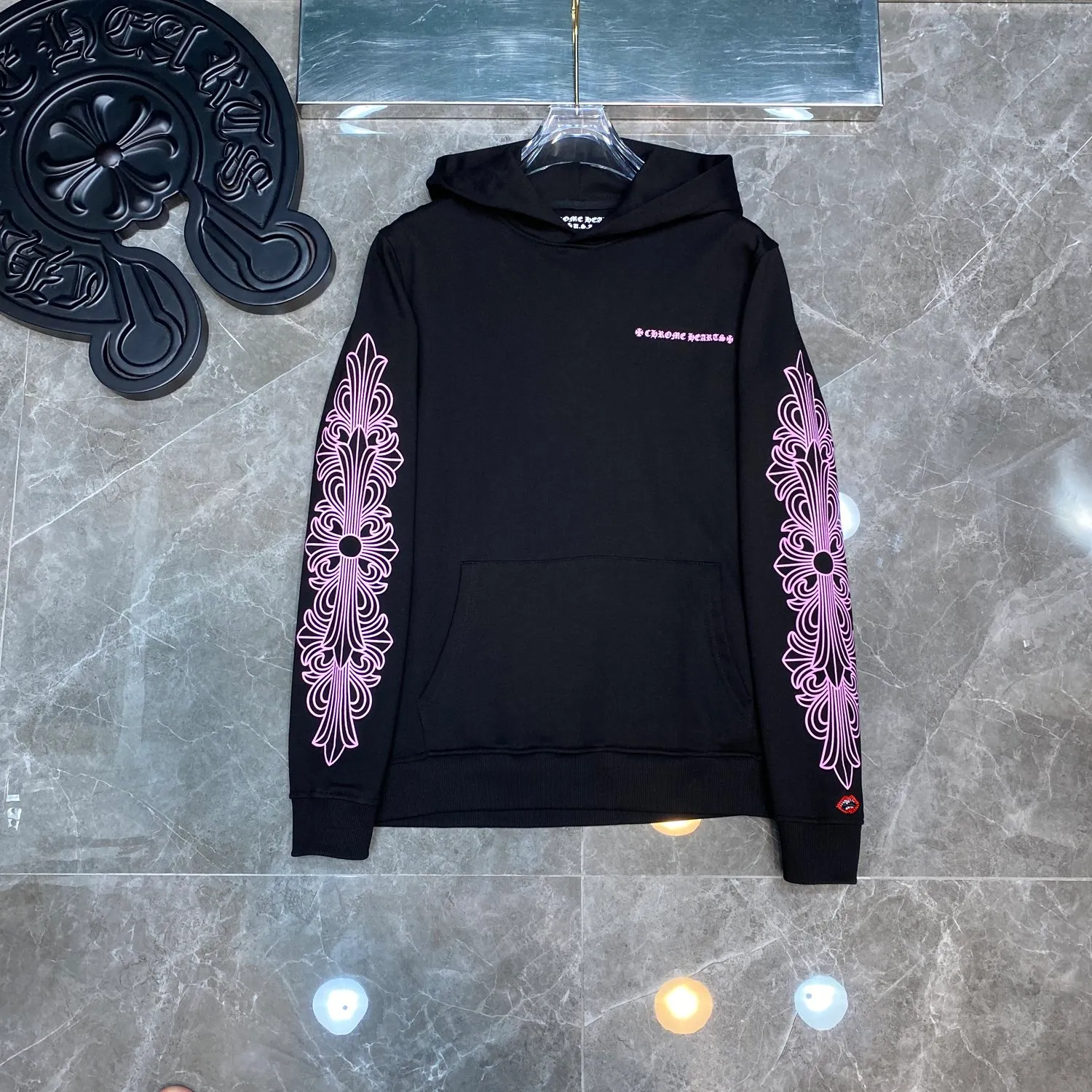 P248 Chrome Hearts Autumn and Winter 2025 are available simultaneously at counters❤️ Chrome Matty Boy pink letter sweatshirt hooded sweatshirt. Imported environmentally friendly glue printing and dyeing. Improved customized version of 1:1 high-gram weight high-quality fabric. Recommended color: black. Size: S, M, L, XL.